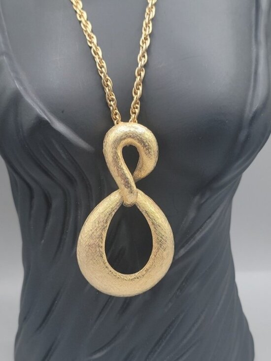 Lisner Jewelry - Vintage Lisner Figure 8 Pendant Necklace Textured Gold Tone